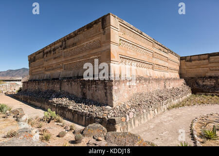 Élaborer et mosaïque complexe et fretwork dessins géométriques qui couvrent les tombes, panneaux, frises et même des murs entiers à mitla mexique Banque D'Images