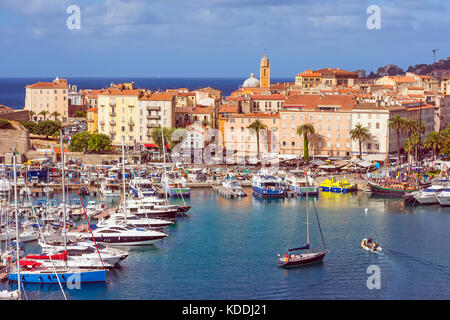 Au-dessus de regarder sur Ajaccio marina et de la vieille ville, Corse, France. Banque D'Images