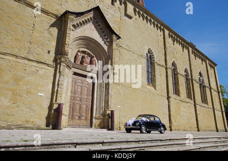 Arezzo, il,07 oct 2017 - - une voiture de mariage vintage attend que l'époux à l'extérieur de la cathédrale d'Arezzo. Banque D'Images