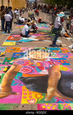 2014 avril13, San Cristobal de las Casas, Mexique : les artistes de rue l'exécution de craies de trottoir dessins illustrant les traditions locales Banque D'Images