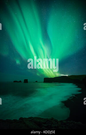 Northern Lights (aurores boréales) sur la côte de Dyrholaey, Islande Banque D'Images