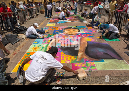 2014 avril13, San Cristobal de las Casas, Mexique : les artistes de rue l'exécution de craies de trottoir dessins illustrant les traditions locales Banque D'Images