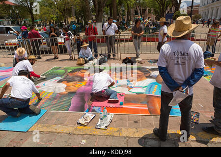 2014 avril13, San Cristobal de las Casas, Mexique : les artistes de rue l'exécution de craies de trottoir dessins illustrant les traditions locales Banque D'Images