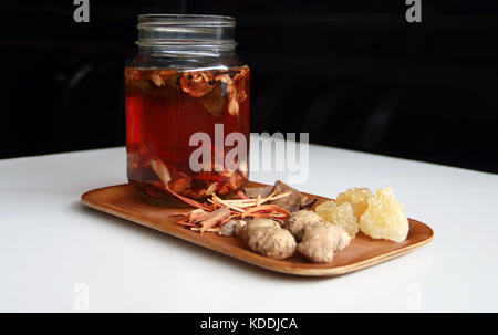 Uwuh wedang, herb traditionnel verre de Jogjakarta, Indonésie. contient une variété de feuilles : cannelle, muscade et girofle feuilles. Un autre ingrédient i Banque D'Images