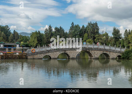 Cinq pont voûté, black dragon pool park, Lijiang, Yunnan, Chine Banque D'Images