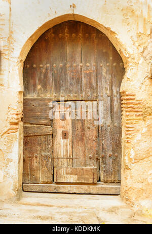 Porte d'entrée en bois traditionnel marocain. Fes. Maroc Banque D'Images