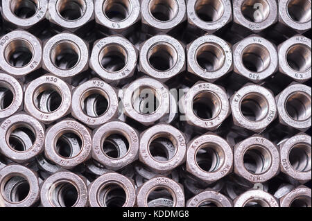 Dans les écrous à filetage interne, sont pliées en une ligne. arrière-plan. Banque D'Images