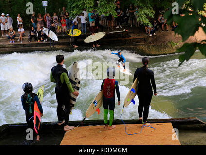 En attendant leur tour. Les sections locales de surf sur le fleuve à Munich Banque D'Images
