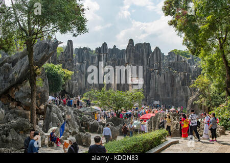 Les touristes à une plus grande forêt de pierre de Shilin,, près de Kunming, Yunnan, Chine Banque D'Images