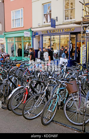 Oxford Oxfordshire, UK - racks à vélo à l'extérieur de la boutique de vêtements varsity dans le centre de la ville universitaire Banque D'Images