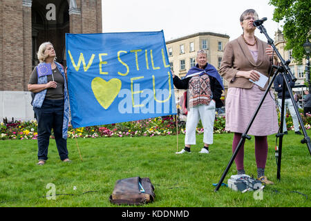 Molly Scott Cato, eurodéputé du Parti Vert pour le sud-ouest est illustré s'adressant aux manifestants lors d'une manifestation à l'Union européenne pro college green, Bristol, Royaume-Uni Banque D'Images