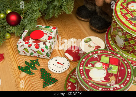 Nouvelle année biscuits de Noël avec des décorations de Noël et des bottes Banque D'Images