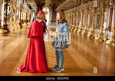 Le film DE divertissement Summit 2011 DES TROIS MUSKETAIRES avec Christopher Waltz à gauche comme Cardinal Richelieu et Freddie Fox comme Louis XIV Banque D'Images