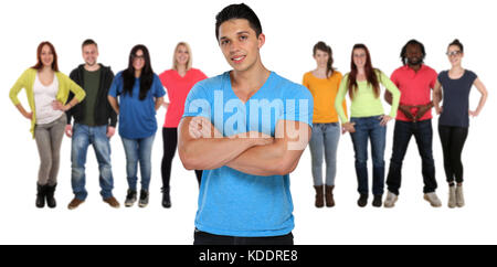 Groupe d'amis des jeunes avec bras croisés isolé sur fond blanc Banque D'Images