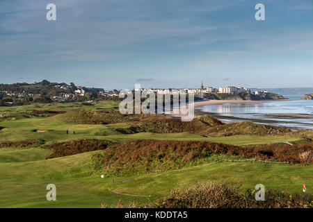 Sur le Coastpath, en face du parcours de golf et de Tenby South Beach, jusqu'à Tenby Pembrokeshire Wales Banque D'Images