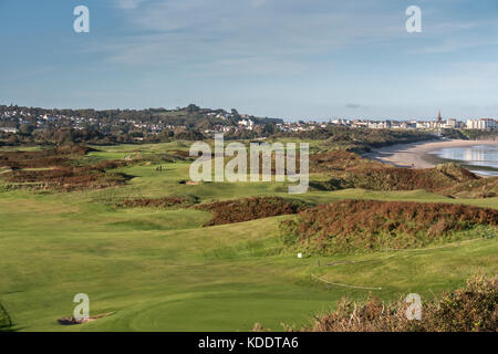 Sur le Coastpath, en face du parcours de golf et de Tenby South Beach, jusqu'à Tenby Pembrokeshire Wales Banque D'Images