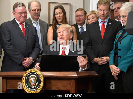 Washington, DC, États-Unis. 12 octobre 2017. Le président américain Donald J. Trump signe un ordre exécutif pour promouvoir le choix et la concurrence en matière de soins de santé dans la salle Roosevelt de la Maison Blanche à Washington, DC, le jeudi 12 octobre 2017. Le plan controversé du Président vise à rendre plus largement disponibles les régimes d'assurance maladie à faible prime. Crédit: Mediapunch Inc/Alay Live News Banque D'Images