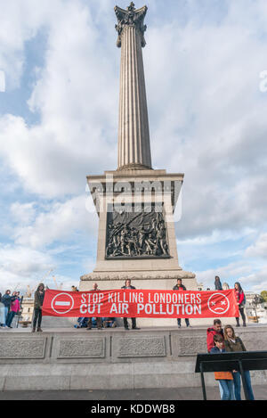 Londres, Royaume-Uni. 'Stop à tuer les Londoniens : réduire la pollution de l' posent les militants à Trafalgar Square sur une journée de protestations dans certains des quartiers les plus polluées des rues. Plus tôt ils avaient bloqué brièvement le Tower Bridge. Leur série de manifestations ont eu lieu comme l'Assemblée de Londres a débattu des mesures de la qualité de l'air et leur a envoyé le message que les 10 000 décès précoces de Londoniens est une urgence santé et que les politiciens ont besoin de donner la priorité à la vie de Londoniens sur les intérêts particuliers de la voiture et les compagnies pétrolières. Crédit : Peter Marshall/Alamy Live News Banque D'Images