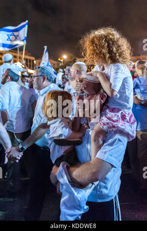 Tel Aviv, Israël. 12 octobre, 2017. Les orthodoxes et juifs laïques célébrer Yom Haatsmaout - la fête juive qui célèbre et marque la conclusion du cycle annuel de lecture de la Torah - ancien testament, et le début d'un nouveau cycle. Crédit : Michael Jacobs/Alamy Live News Banque D'Images