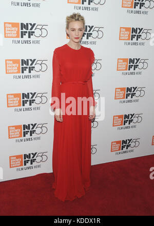 New York, NY, États-Unis. 12 octobre 2017. Carey Mulligan assiste à la 55ème première mondiale du NYFF de « Mudbound » à Alice Tully Hall le 12 octobre 2017 à New York. Crédit : John Palmer/Media Punch/Alay Live News Banque D'Images