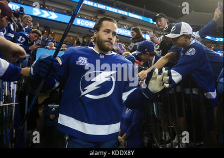 Tampa, Floride, USA. Oct 12, 2017. DIRK SHADD | fois .le Lightning de Tampa Bay le défenseur Victor Hedman (77) tête en bas le tunnel et sur la glace pour ups chaude avant de prendre sur les Penguins de Pittsburgh à l'Amalie Arena à Tampa jeudi soir (10/12/17) Credit : Dirk Shadd/Tampa Bay Times/ZUMA/Alamy Fil Live News Banque D'Images