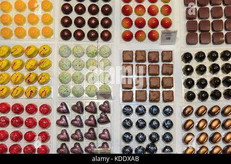 Londres, Royaume-Uni, 12 octobre 2017. Une variété de pralines et de confiseries savoureuses exposées. Soirée d'ouverture du Chocolate Show 2017 au centre d'exposition Kensington Olympia. Le spectacle est une célébration de tout le chocolat et s'étend du 13 au 15 octobre, ouvert au commerce et au public. Cette année, il présente des scènes de célébrités, la galerie Choco l’ART avec des chefs-d’œuvre d’art en chocolat, un mur de chocolat de près de 2 mètres de haut et de nombreuses autres expositions passionnantes. Crédit: Imagetraceur News et Sports/Alay Live News Banque D'Images