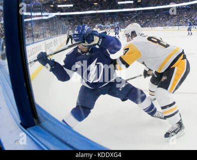 Tampa, Floride, USA. Oct 12, 2017. DIRK SHADD | fois .le Lightning de Tampa Bay center Gabriel Dumont (40) Centre de batailles Penguins de Pittsburgh Sidney Crosby (87) le long de la vitre au cours de première période l'action à l'Amalie Arena à Tampa jeudi soir (10/12/17) Credit : Dirk Shadd/Tampa Bay Times/ZUMA/Alamy Fil Live News Banque D'Images