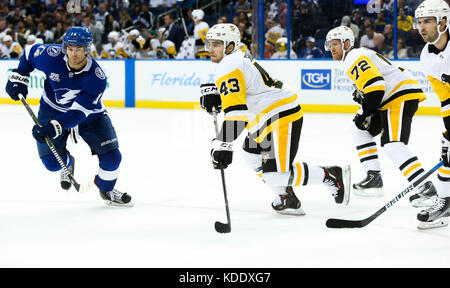 Tampa, Floride, USA. Oct 12, 2017. DIRK SHADD | fois .le Lightning de Tampa Bay l'aile gauche Chris Kunitz (14) s'emploie à faire un jouer contre son ancienne équipe des Penguins de Pittsburgh première période l'action à l'Amalie Arena à Tampa jeudi soir (10/12/17) Credit : Dirk Shadd/Tampa Bay Times/ZUMA/Alamy Fil Live News Banque D'Images