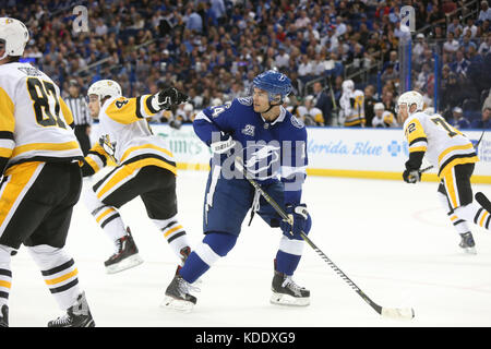 Tampa, Floride, USA. Oct 12, 2017. DIRK SHADD | fois .le Lightning de Tampa Bay l'aile gauche Chris Kunitz (14) s'emploie à faire un jouer contre son ancienne équipe des Penguins de Pittsburgh première période l'action à l'Amalie Arena à Tampa jeudi soir (10/12/17) Credit : Dirk Shadd/Tampa Bay Times/ZUMA/Alamy Fil Live News Banque D'Images