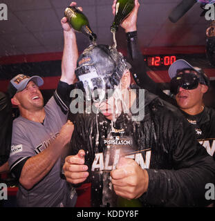 Masahiro Tanaka (C) des New York Yankees célèbre après avoir remporté le jeu 5 de la série de la division de la ligue américaine de baseball de la Major League contre les Cleveland Indians. 12 octobre 2017 à Cleveland, États-Unis. Credit: AFLO/Alay Live News Banque D'Images