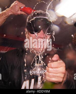 Masahiro Tanaka (C) des New York Yankees célèbre après avoir remporté le jeu 5 de la série de la division de la ligue américaine de baseball de la Major League contre les Cleveland Indians. 12 octobre 2017 à Cleveland, États-Unis. Credit: AFLO/Alay Live News Banque D'Images