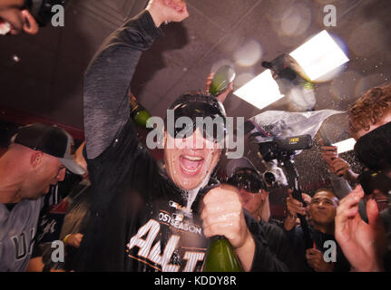 Masahiro Tanaka (C) des New York Yankees célèbre après avoir remporté le jeu 5 de la série de la division de la ligue américaine de baseball de la Major League contre les Cleveland Indians. 12 octobre 2017 à Cleveland, États-Unis. Credit: AFLO/Alay Live News Banque D'Images