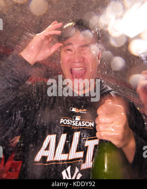 Masahiro Tanaka (C) des New York Yankees célèbre après avoir remporté le jeu 5 de la série de la division de la ligue américaine de baseball de la Major League contre les Cleveland Indians. 12 octobre 2017 à Cleveland, États-Unis. Credit: AFLO/Alay Live News Banque D'Images