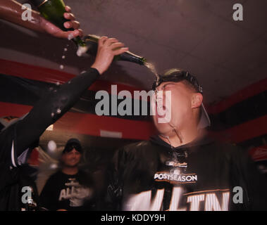 Masahiro Tanaka (C) des New York Yankees célèbre après avoir remporté le jeu 5 de la série de la division de la ligue américaine de baseball de la Major League contre les Cleveland Indians. 12 octobre 2017 à Cleveland, États-Unis. Credit: AFLO/Alay Live News Banque D'Images