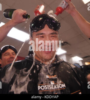 Masahiro Tanaka (C) des New York Yankees célèbre après avoir remporté le jeu 5 de la série de la division de la ligue américaine de baseball de la Major League contre les Cleveland Indians. 12 octobre 2017 à Cleveland, États-Unis. Credit: AFLO/Alay Live News Banque D'Images