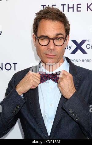 Los Angeles, Californie, États-Unis. 12 octobre 2017. Eric McCormack au Tie le Knot célèbre son anniversaire de 5 ans à la NeueHouse le 12 octobre 2017 à Los Angeles, CA aux arrivées pour le Tie le cinquième anniversaire de Knot et le lancement de la collection, NeueHouse Hollywood, Los Angeles, CA le 12 octobre 2017. Crédit : Priscilla Grant/Everett Collection/Alay Live News Banque D'Images