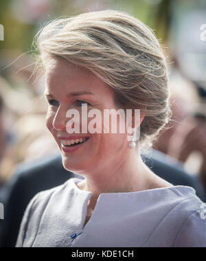 Francfort, Allemagne. 12 octobre 2017. La reine Mathilde de Belgique arrive à la Foire du livre de Francfort à Francfort, Allemagne, le 12 octobre 2017. Crédit : Boris Roessler/dpa/Alamy Live News Banque D'Images