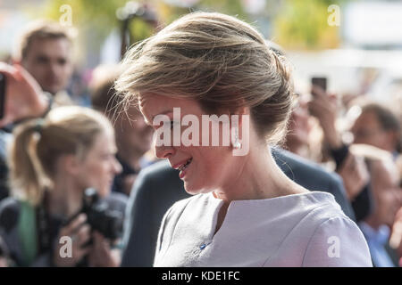 Francfort, Allemagne. 12 octobre 2017. La reine Mathilde de Belgique arrive à la Foire du livre de Francfort à Francfort, Allemagne, le 12 octobre 2017. Crédit : Boris Roessler/dpa/Alamy Live News Banque D'Images