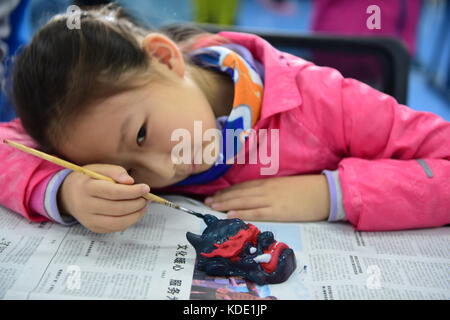 Enshi, Chine. 13 octobre, 2017. Les élèves apprennent à faire des masques nuo opera à enshi tujia et miao préfecture autonome dans le centre de la Chine, province de Hubei. masques sont un trait distinctif de la nuo opéra, un ancien théâtre populaire qui est encore populaire dans de nombreuses provinces chinoises le long de la rivière Yangtze. nuo opera interprètes sont censées acquérir la capacité de communiquer avec les dieux une fois qu'ils porter leurs masques. crédit : zuma Press, Inc./Alamy live news Banque D'Images