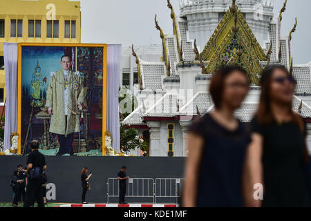 Bangkok, 13 octobre. 13 octobre 2016. Un portrait du défunt roi thaïlandais Bhumibol Adulyadej est dressé près du Grand Palais à Bangkok, Thaïlande, 13 octobre 2017. Vendredi a marqué le premier anniversaire de la mort du défunt roi Bhumibol Adulyadej dans tout le pays. Le gouvernement thaïlandais a fait du 13 octobre un jour férié annuel pour commémorer le décès du roi Bhumibol Adulyadej le 13 octobre 2016. Crédit : Li Mangmang/Xinhua/Alamy Live News Banque D'Images