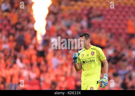 Brisbane, Queensland, Australie. 13 Oct, 2017. Michael Theo du RAAR (# 1) célèbre un but de Brisbane au cours de la phase deux A-League match entre le Brisbane Roar et Adelaide United au stade Suncorp le 13 octobre 2017 à Brisbane, Australie. Credit : Albert Perez/ZUMA/Alamy Fil Live News Banque D'Images