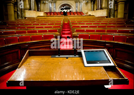 Barcelone, Catalogne, Espagne. 10 octobre 2017. Vue intérieure de la salle plénière du Parlement catalan depuis la chaire des orateurs crédit : Jordi Boixareu/ZUMA Wire/Alamy Live News Banque D'Images