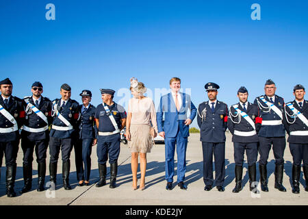 Lisbonne, Portugal. 12th octobre 2017. Le roi Willem-Alexander et la reine Maxima des pays-Bas partent de l'aéroport militaire Figo Madura à Lisbonne, Portugal, le 12 octobre 2017. C'est la fin de leur visite d'État de trois jours au Portugal. Credit: Patrick van Katwijk - /POINT DE vue OUT · NO WIRE SERVICE · Credit: Patrick van Katwijk/Dutch photo Press/dpa/Alay Live News Banque D'Images