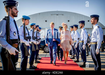 Lisbonne, Portugal. 12th octobre 2017. Le roi Willem-Alexander et la reine Maxima des pays-Bas partent de l'aéroport militaire Figo Madura à Lisbonne, Portugal, le 12 octobre 2017. C'est la fin de leur visite d'État de trois jours au Portugal. Credit: Patrick van Katwijk - /POINT DE vue OUT · NO WIRE SERVICE · Credit: Patrick van Katwijk/Dutch photo Press/dpa/Alay Live News Banque D'Images