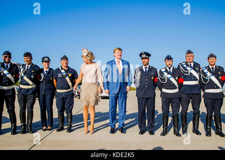 Lisbonne, Portugal. 12th octobre 2017. Le roi Willem-Alexander et la reine Maxima des pays-Bas partent de l'aéroport militaire Figo Madura à Lisbonne, Portugal, le 12 octobre 2017. C'est la fin de leur visite d'État de trois jours au Portugal. Credit: Patrick van Katwijk - /POINT DE vue OUT · NO WIRE SERVICE · Credit: Patrick van Katwijk/Dutch photo Press/dpa/Alay Live News Banque D'Images