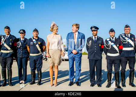 Lisbonne, Portugal. 12th octobre 2017. Le roi Willem-Alexander et la reine Maxima des pays-Bas partent de l'aéroport militaire Figo Madura à Lisbonne, Portugal, le 12 octobre 2017. C'est la fin de leur visite d'État de trois jours au Portugal. Credit: Patrick van Katwijk - /POINT DE vue OUT · NO WIRE SERVICE · Credit: Patrick van Katwijk/Dutch photo Press/dpa/Alay Live News Banque D'Images