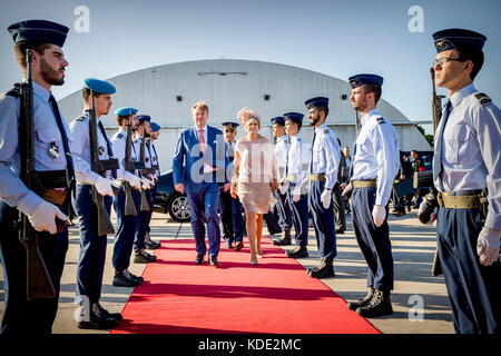 Lisbonne, Portugal. 12th octobre 2017. Le roi Willem-Alexander et la reine Maxima des pays-Bas partent de l'aéroport militaire Figo Madura à Lisbonne, Portugal, le 12 octobre 2017. C'est la fin de leur visite d'État de trois jours au Portugal. Credit: Patrick van Katwijk - /POINT DE vue OUT · NO WIRE SERVICE · Credit: Patrick van Katwijk/Dutch photo Press/dpa/Alay Live News Banque D'Images