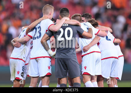 Brisbane, Queensland, Australie. 13 Oct, 2017. Adelaide United joueurs forment un caucus après leur victoire dans la série 2 A-League match entre le Brisbane Roar et Adelaide United au stade Suncorp le 13 octobre 2017 à Brisbane, Australie. Credit : Albert Perez/ZUMA/Alamy Fil Live News Banque D'Images