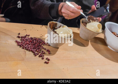 Londres, Royaume-Uni. 12th octobre 2017. Olympia à Londres organise le Chocolate Show à Londres jusqu'au 15th octobre 2017 crédit : Andrew Lalchan/Alay Live News Banque D'Images