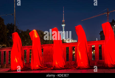Berlin, Allemagne. 12 octobre 2017. L'installation artistique 'Die Waechter der Zeit' (lit. Les gardiens du temps) de l'artiste lumière Manfred Kielenhofer se tient sur un pont de l'autre côté de la rivière Spree pendant le 'Festival de la lumière' à Berlin, Allemagne, le 12 octobre 2017. La tour de télévision peut être vue en arrière-plan. Crédit : Paul Zinken/dpa/Alamy Live News Banque D'Images